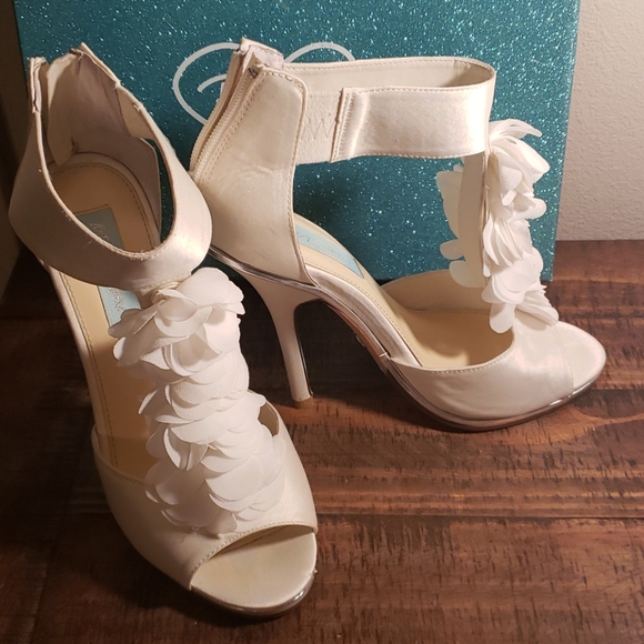 - Shoes - Picture 3 of 4